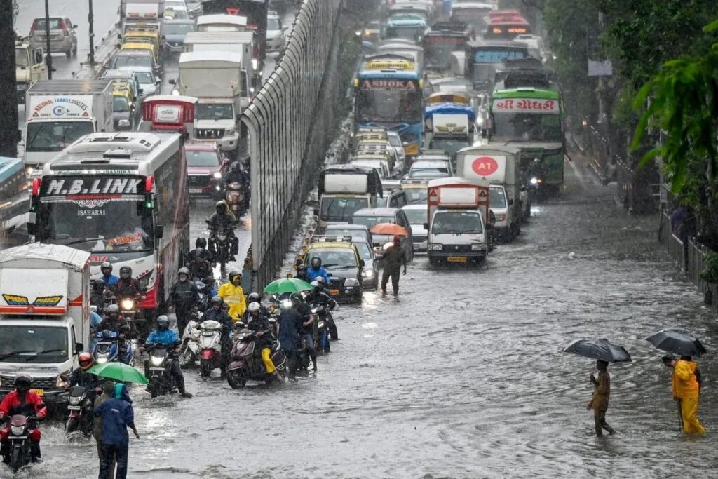 Mumbai Reels Under Heavy Rains: 2 Dead, Roads Waterlogged, Flights Disrupted as IMD Issues Red Alert