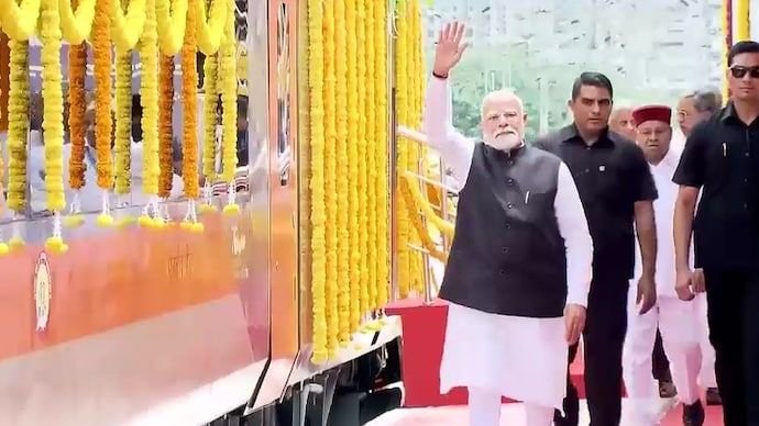 PM Modi Launches Big-Ticket Infra Push in Bengaluru, Flags Off 3 Vande Bharat Trains, Opens New Metro Line